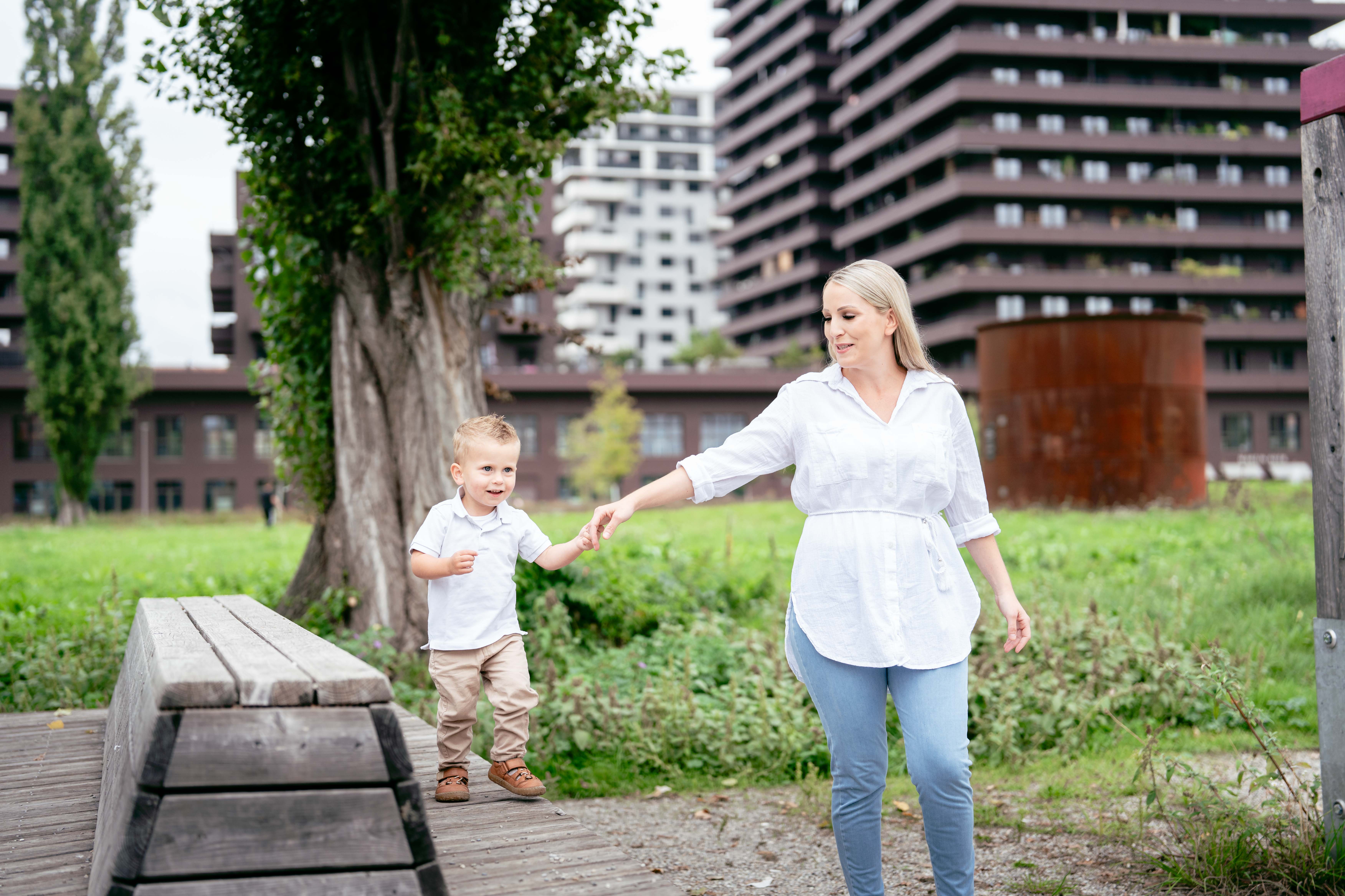 Mutter und Sohn vor den STSW Headquarters in Graz