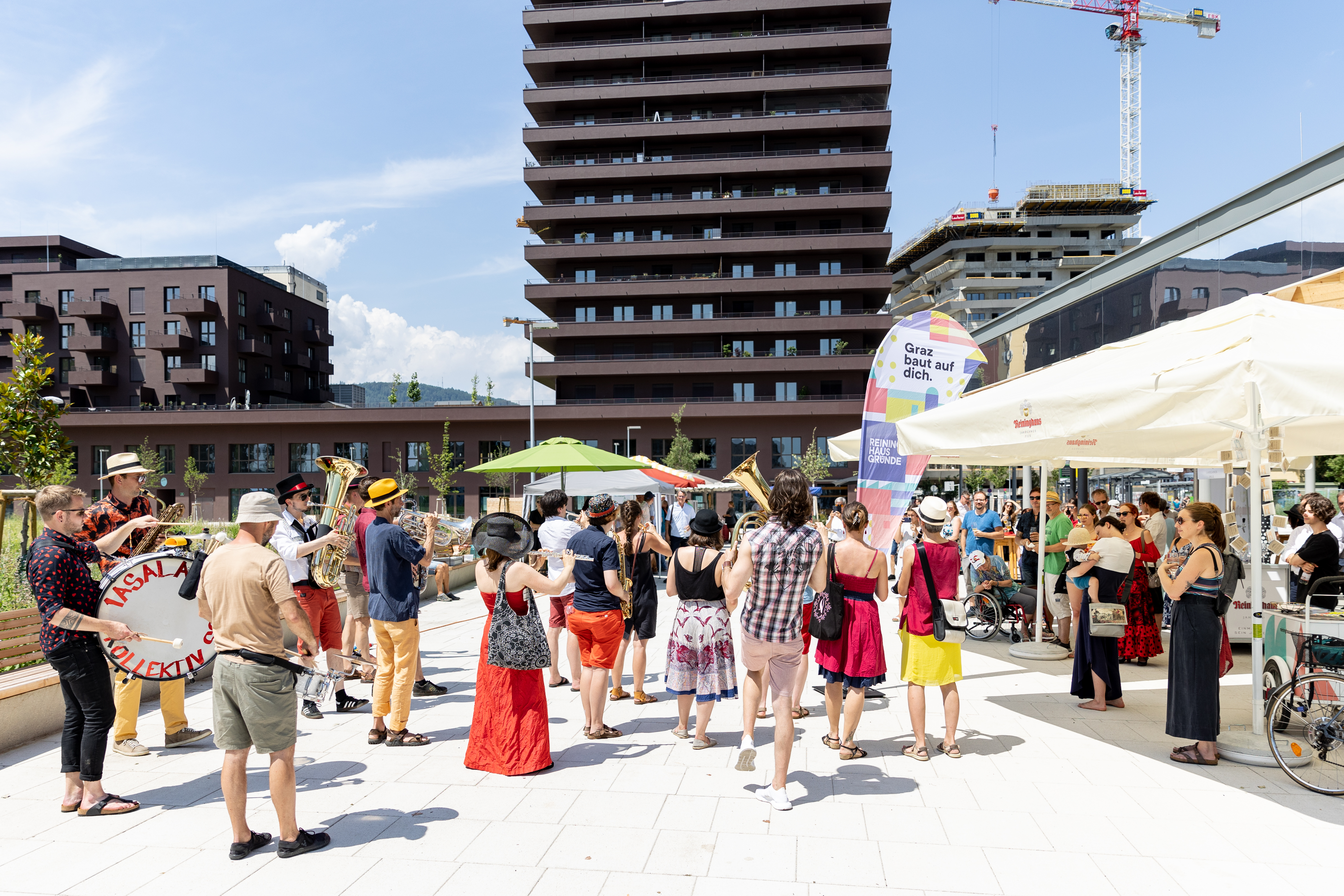 Menschen feiern die Parkeröffnung in Reininghaus